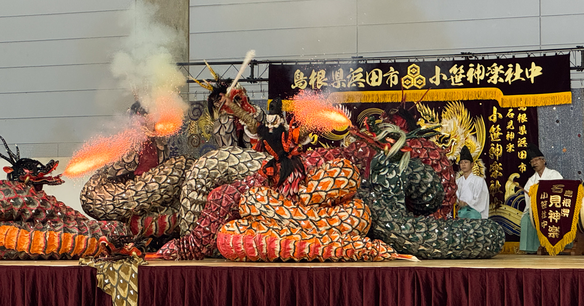 ヘッダー画像: 大蛇に囲まれ草薙剣を振るう須佐之男命